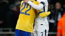 Pemain Juventus, Kwadwo Asamoah menghibur striker Tottenham Hotspur, Son Heung-Min setelah leg kedua babak 16 besar Liga Champions di Wembley, Kamis (8/3). Kekalahan dari Juventus membuat Heung-Min terlihat begitu emosional. (IAN KINGTON/AFP)