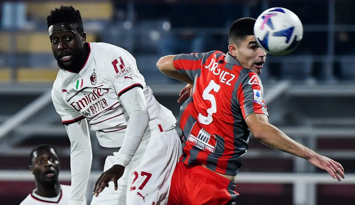 Pemain AC Milan Divock Origi (kiri) berebut bola udara dengan pemain Cremonese Johan Vazquez pada pertandingan sepak bola Serie A Liga Italia di Stadion Giovanni-Zini, Cremona, Italia, 8 November 2022. Pertandingan berakhir imbang 0-0. (Filippo MONTEFORTE/AFP)