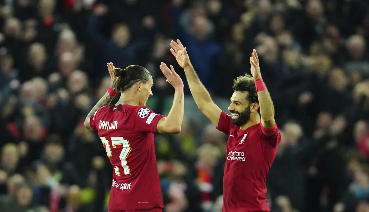 Penyerang Liverpool, Darwin Nunez (kiri) dan Mohamed Salah melakukan selebrasi usai pertandingan melawan Napoli pada lanjutan Grup A Liga Champions di stadion Anfield di Liverpool, Inggris, Rabu (2/11/2022). Liverpool menang atas Napoli dengan skor 2-0. (AP Photo/Jon Super)