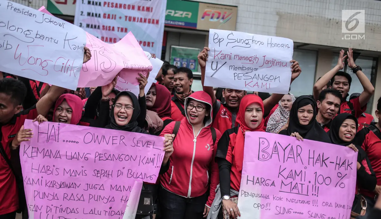 Puluhan mantan karyawan 7-Eleven (Sevel) menggelar demonstrasi di Jakarta, Selasa (26/9). Massa yang tergabung dari Serikat Pekerja Sevel Indonesia itu datang dengan mengenakan seragam kerjanya yang berkelir merah dan hitam. (Liputan6.com/Faizal Fanani)