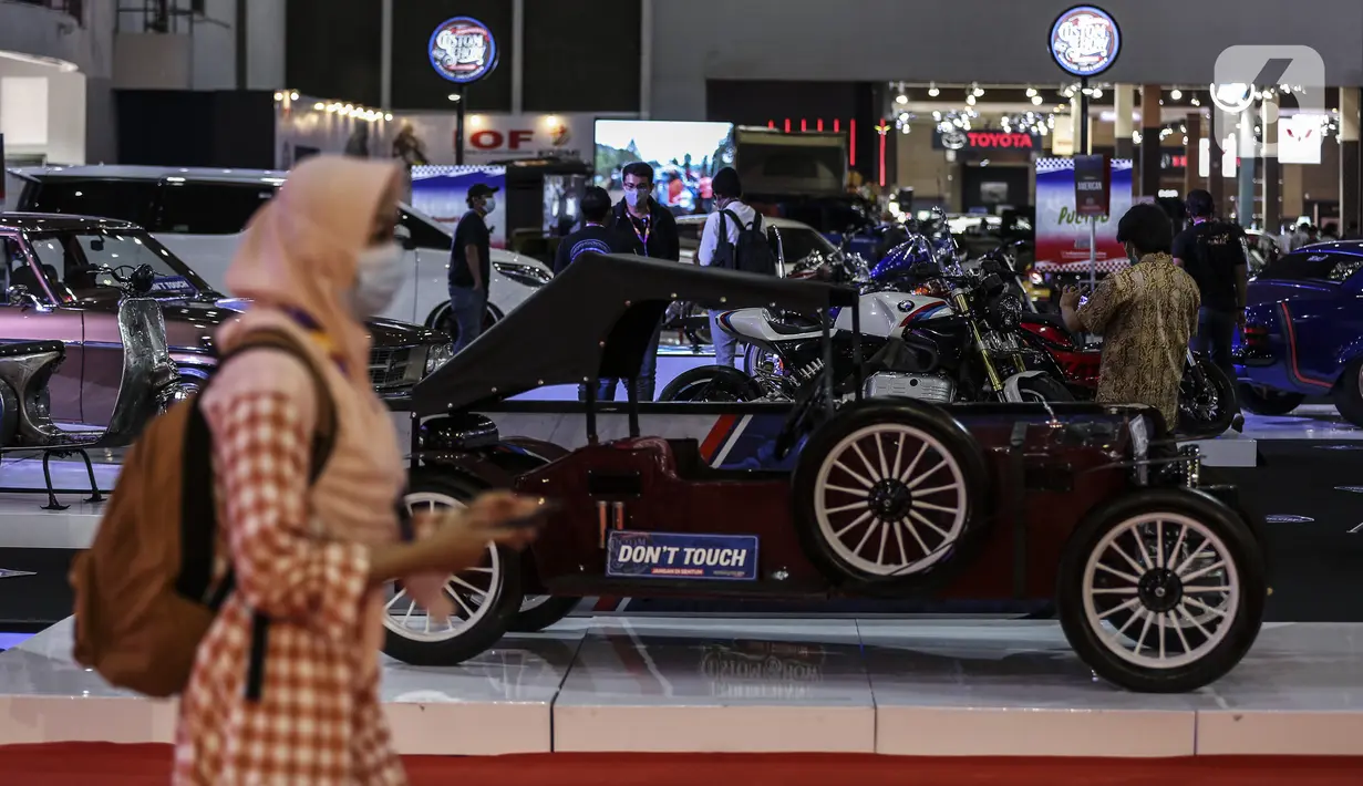 Suasana pameran IIMS Hybrid 2021 di JiExpo Kemayoran, Jakarta, Jumat (16/4/2021). Pemerintah memberikan prioritas terhadap pengembangan industri otomotif agar bisa lebih berdaya saing global sesuai dengan sasaran pada peta jalan Making Indonesia 4.0. (Liputan6.com/Johan Tallo)