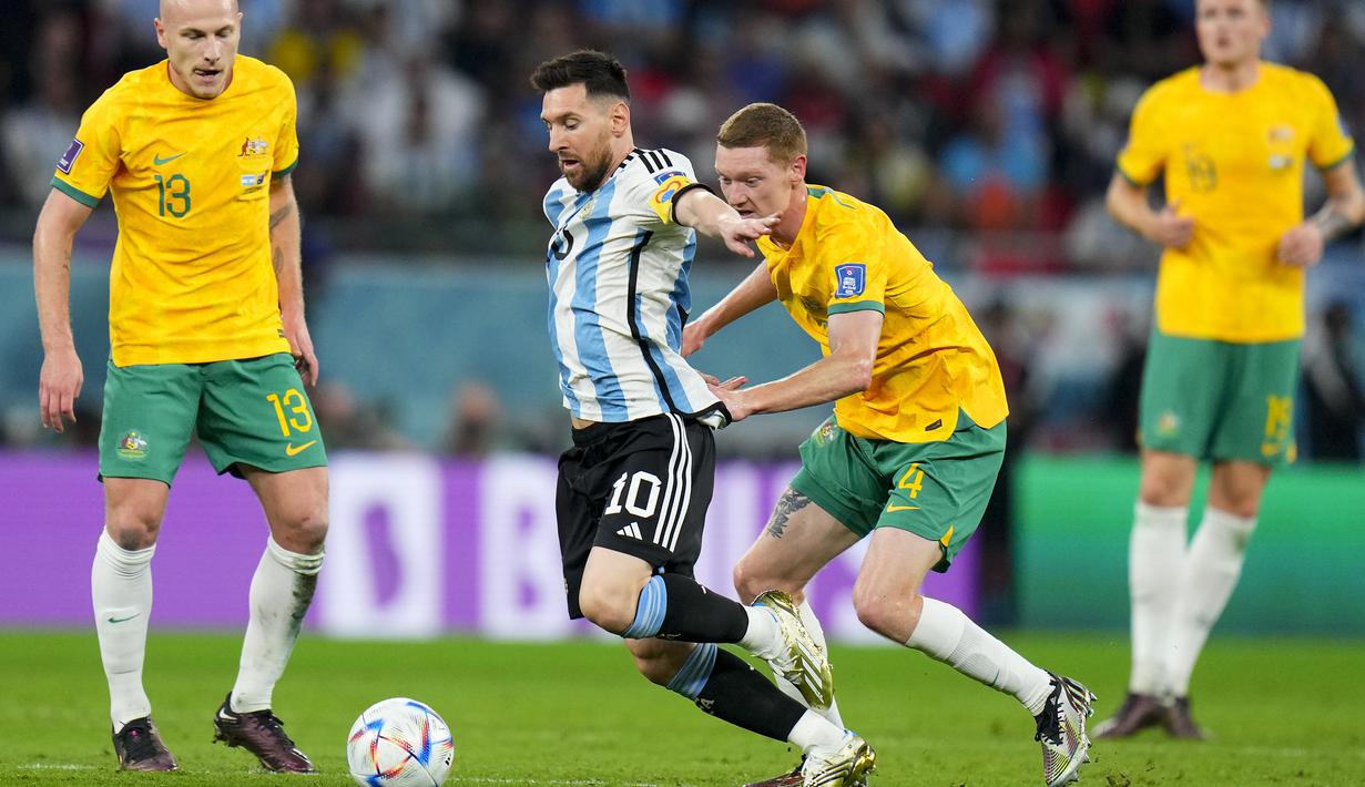 Hingga laga memasuki sepuluh menit awal, Timnas Argentina masih belum mampu menembus pertahanan Australia. Lionel Messi dkk lebih banyak memainkan bola di luar kotak penalti Australia akibat ketatnya pertahanan The Socceroos. (AP/Petr David Josek)