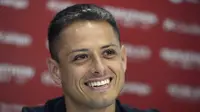 Penyerang baru Sevilla, Javier Hernandez 'Chicharito' tersenyum saat konferensi pers saat presentasi resminya di Sport City of Sevilla (2/9/2019). Chicharito menyita perhatian di Eropa setelah direkrut Manchester United dari Chivas pada 2010.(AFP Photo/Cristina Quicler)