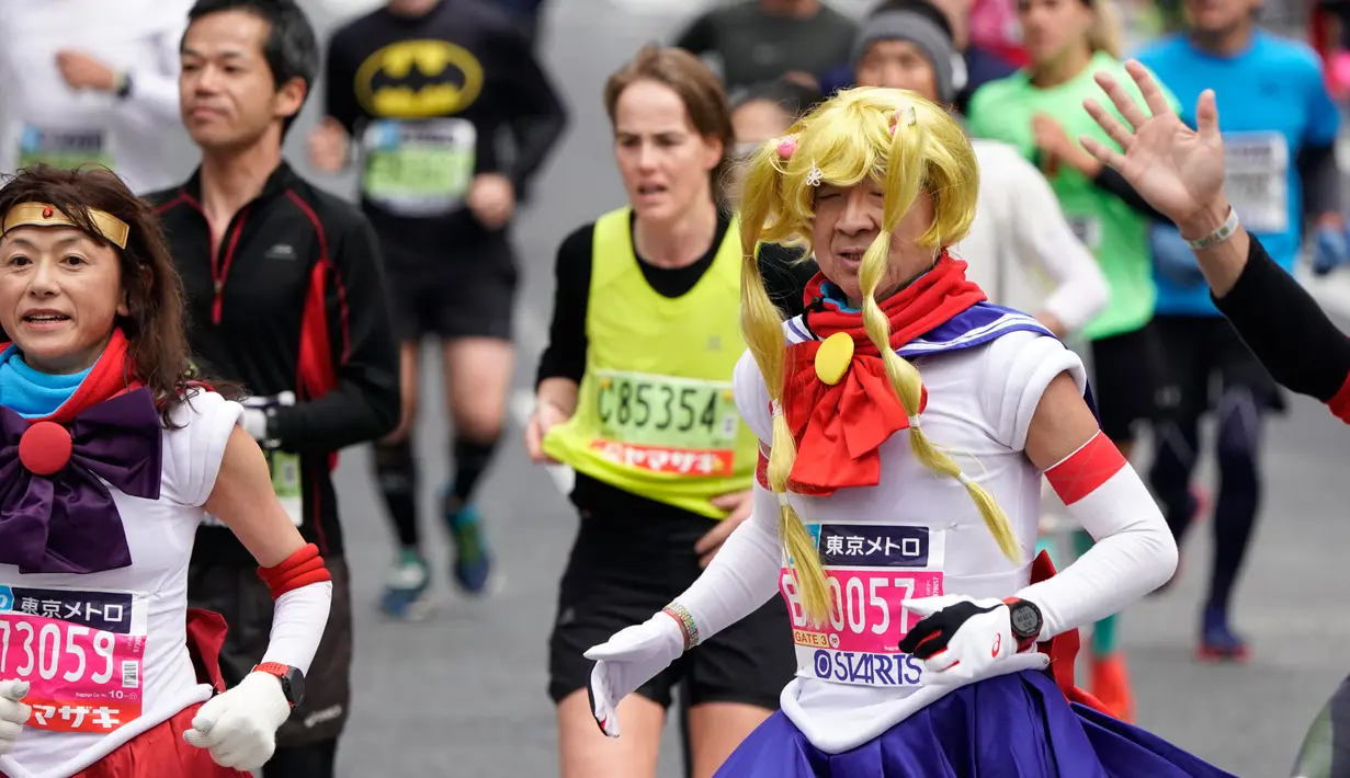Pelari mengenakan kostum Sailor Moon saat ambil bagian pada Tokyo Marathon 2018 di Jepang, Minggu (25/2). Tokyo Marathon adalah salah satu dari 6 kompetisi lari kelas dunia setelah Boston, New York, Chicago, Berlin, dan London. (AP/Shizuo Kambayashi)