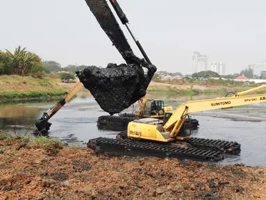 Petugas dengan menggunakan alat berat  mengeruk endapan lumpur di Waduk Ria Rio, Pedongkelan, Pulogadung, Jakarta, Sabtu (30/9). Pengerukan ini dilakukan untuk mengatasi pendangkalan. (Liputan6.com/Angga Yuniar)