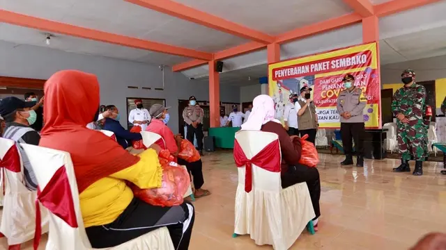 Bupati Anas Bersama ASN Banyuwangi Gotong Royong Bagi Ribuan Paket Sembako
