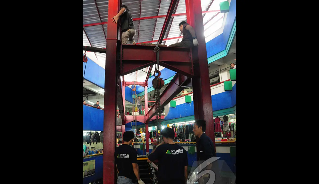 Fasilitas penunjang tersebut untuk memudahkan pembeli menjangkau pedagang di lantai dua dan tiga Blok G yang kerap dikeluhkan pedagang karena sepi pembeli, Selasa (8/7/2014) (Liputan6.com/Faizal Fanani)
