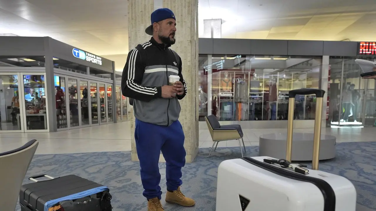 Penumpang di Bandara Tampa terdampak pembatalan penerbangan akibat Badai Milton. (AP)