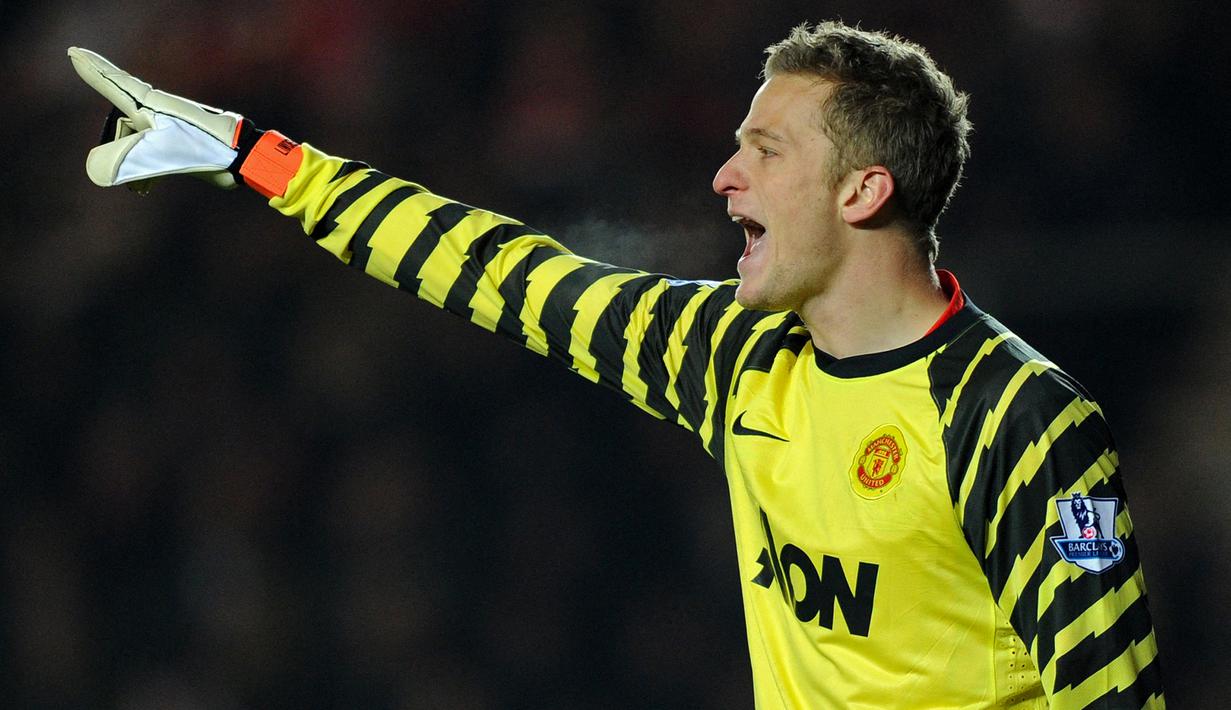 Anders Lindegaard. Meski didatangkan enam bulan lebih awal dibandingkan David De Gea, ia gagal menjadi kiper utama setelah kepergian Edwin van der Sar. Ia hanya menjadi kiper ketiga di bawah De Gea dan Tomasz Kuszczak. Pada musim 2015/2016 ia hengkang ke West Bromwich Albion. (AFP/Adrian Dennis)