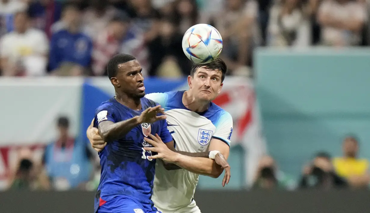 Penyerang Amerika Serikat, Haji Wright berusaha mengontrol bola dari kawalan gelandang Inggris, Declan Rice selama pertandingan grup B Piala Dunia 2022 Qatar di Stadion Al Bayt di Al Khor, Qatar, Sabtu (16/11/2022). Hasil ini bikin Inggris memimpin Grup B dengan empat angka. Sementara, Amerika Serikat di posisi ketiga dengan dua poin tertinggal satu angka dari Iran di posisi kedua. (AP Photo/Julio Cortez)