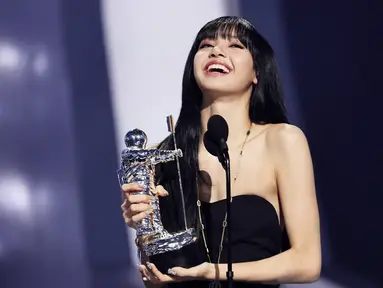 Lisa menerima penghargaan Best K-Pop pada ajang MTV VMA 2022 di Prudential Center, Newark, New Jersey, Amerika Serikat, 28 Agustus 2022. Lisa memenangkan penghargaan pada kategori Best K-Pop untuk album solonya yang bertajuk 'Lalisa'. (Theo Wargo/Getty Images for MTV/Paramount Global/AFP)
