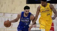 Giannis Antetokounmpo mengejar Jayson Tatum di NBA All-Star 2021 (AP)