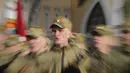 <p>Pasukan berbaris dan bernyanyi selama latihan untuk parade militer Hari Kemenangan Perang Dunia II di St. Petersburg, Rusia, Selasa (26/4/2022). Rusia memperingati 77 tahun kemenangan dalam Perang Dunia II dengan menggelar parade militer yang akan berlangsung di Lapangan Dvortsovaya (Istana) pada 9 Mei 2022 mendatang. (AP Photo/Dmitri Lovetsky)</p>