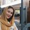 Ayu Ting Ting terjun langsung melihat prosesi pemotongan hewan kurbannya. Ia punya tim sendiri yang tiap tahun mengurus keperluan kurban di rumahnya.