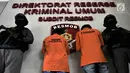 Polisi mengawal dua tersangka kasus prostitusi online di Apartemen Kalibata City, Jakarta, Minggu (6/5). Praktik prostitusi online berkedok pijat tradisional tersebut dibongkar pada 2 Mei 2018. (Merdeka.com/Iqbal Nugroho)