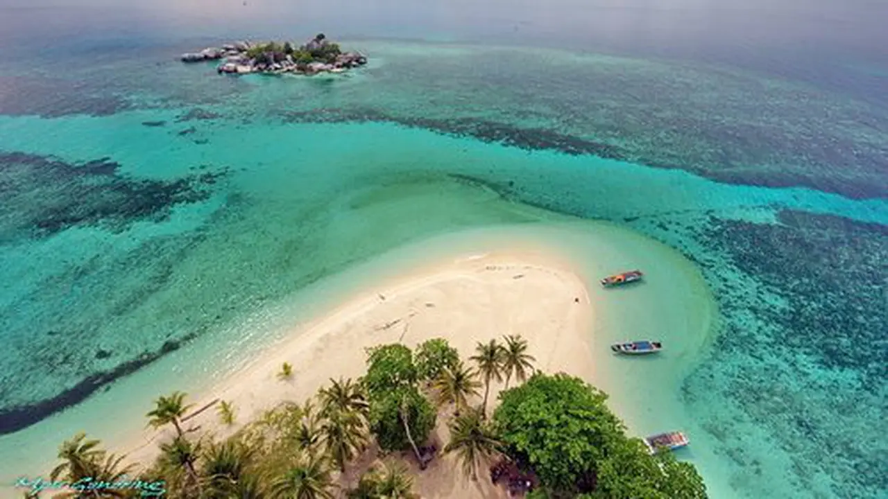Mengagumi Pasir Putih dan Laut Biru Pantai Tanjung Lesung