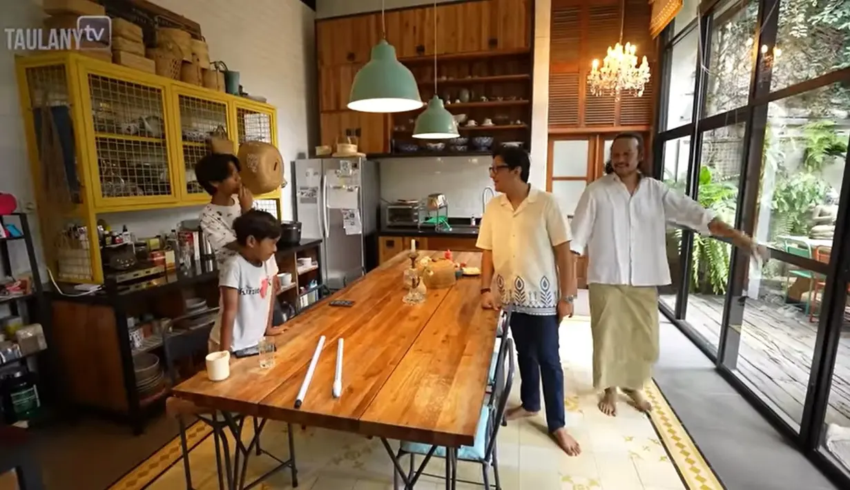 Masuk bangunan utama, langsung dari dapur bersih. Ada juga akses langsung menuju dapur kotor. Banyak mengusung bahan-bahan dari kayu. [YouTube/TAULANY TV]