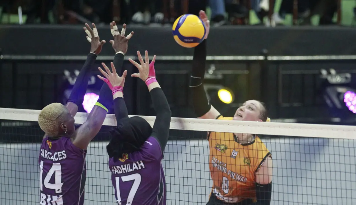 <p>Pemain Jakarta Popsivo Polwan, Irina Voronkova (kanan) melepaskan spike yang berusaha diblok dua pemain Jakarta BIN, Wilda Siti Nurfadhilah (tengah) dan Kenia Carcaces pada laga putaran pertama final four PLN Mobile Proliga 2024 di GOR Bung Tomo, Surabaya, Minggu (7/7/2024). Jakarta Popsivo Polwan kalah 0-3 (13-25, 35-37, 24-26). (Dok. PBVSI)</p>