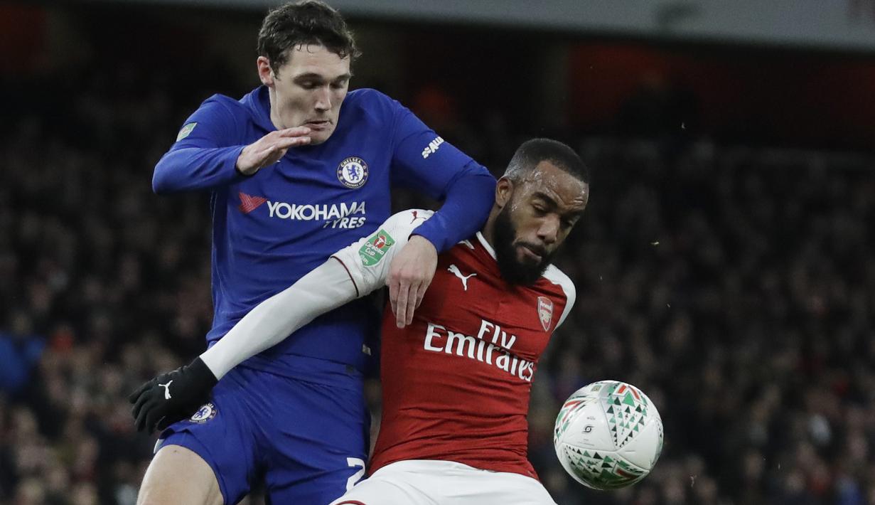 Pemain Arsenal, Alexandre Lacazette (kanan) mengamankan bola dari kejaran pemain Chelsea, Andreas Christensen pada laga semifinal Piala Liga Inggirs di Emirates stadium, London, (24/1/2018). Arsenal menang 2-1. (AP/Matt Dunham)
