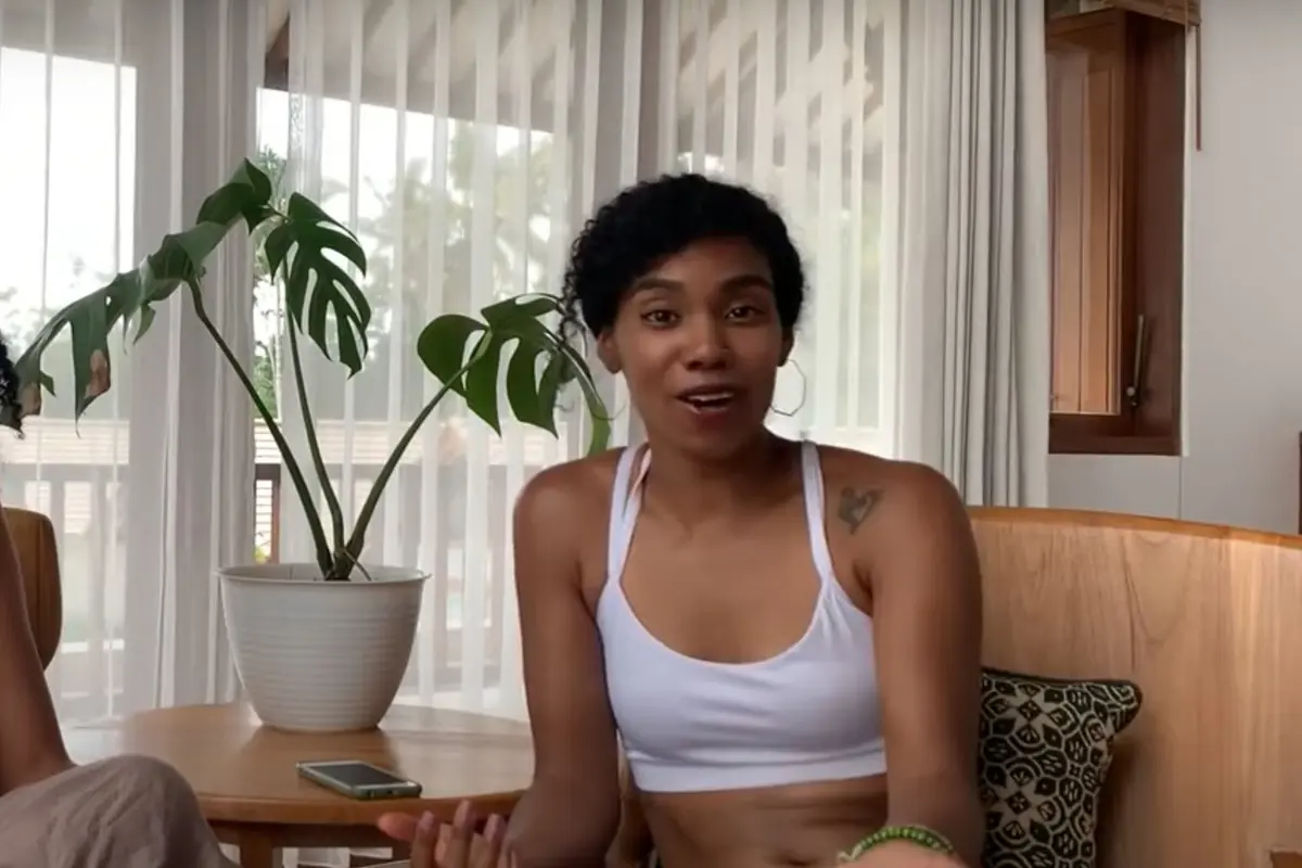 Kristen Gray di video YouTube sebelum akhirnya diprivat. Wanita itu dideportasi dari Bali.