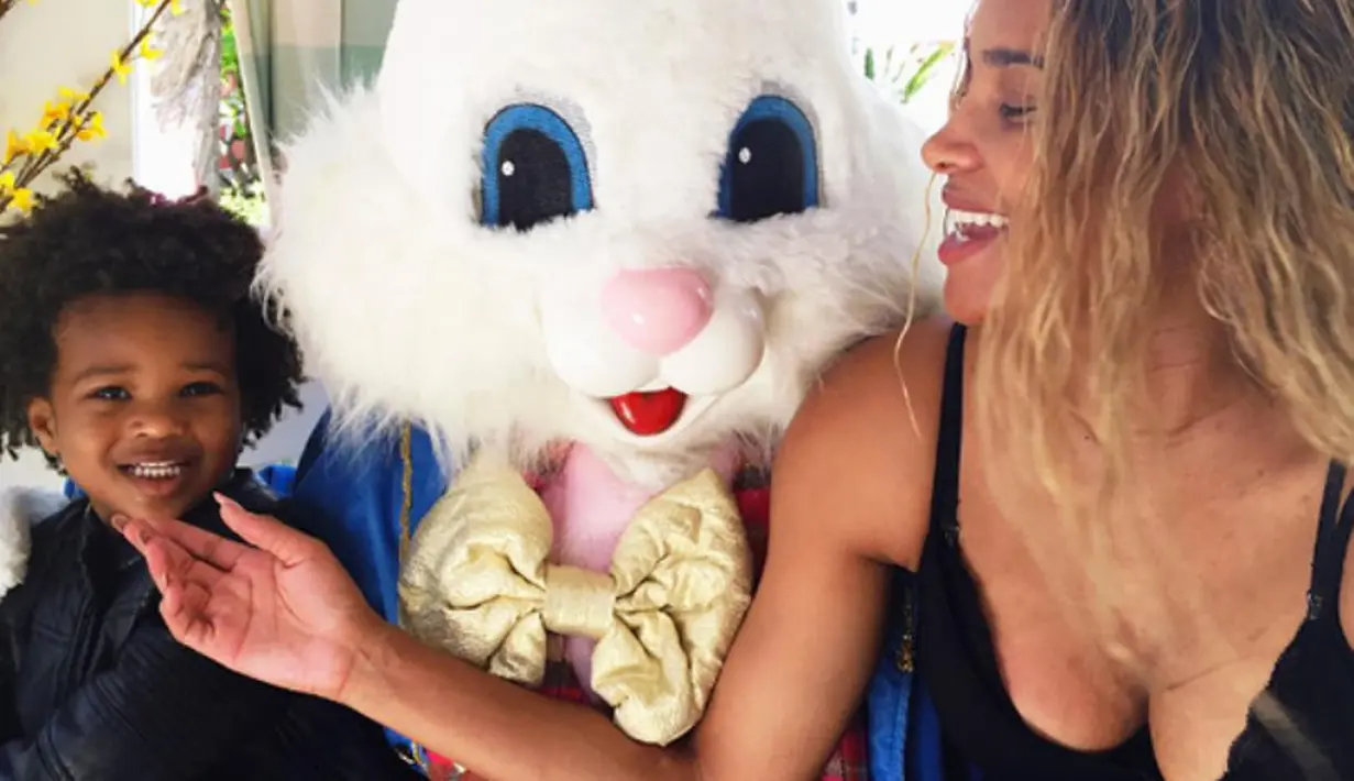 Ciara bersama dengan Future jr merayakan paskah bersama badut kelinci! (instagram/ciara)