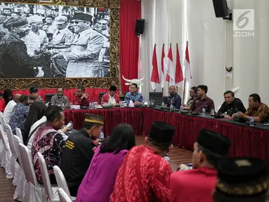 Pertemuan antara PDIP dengan Pasukan Adat Nusantara Indonesia (PANI) di Kantor Pusat PDIP, Menteng, Jakarta, Rabu (13/2). PANI minta dukungan atas penetapan Hari Adat Indonesia yang sedang diajukan pada pemerintah Joko Widodo. (Liputan6.com/Faizal Fanani)
