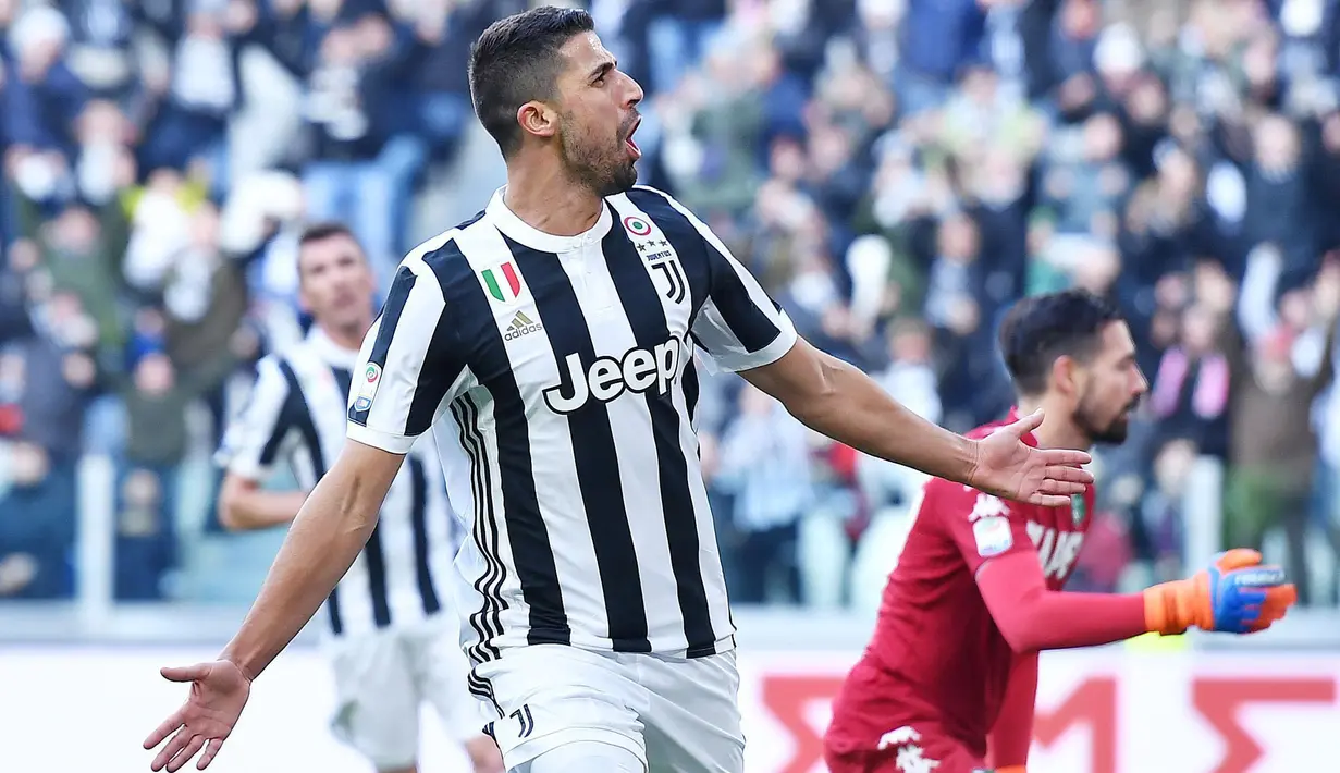 Pemain Juventus, Sami Khedira merayakan golnya ke gawang Sassuolo pada lajutan Serie A di Allianz Stadium, Turin (4/2/2018). Juventus menang 7-0. (Alessandro Di Marco/ANSA via AP)