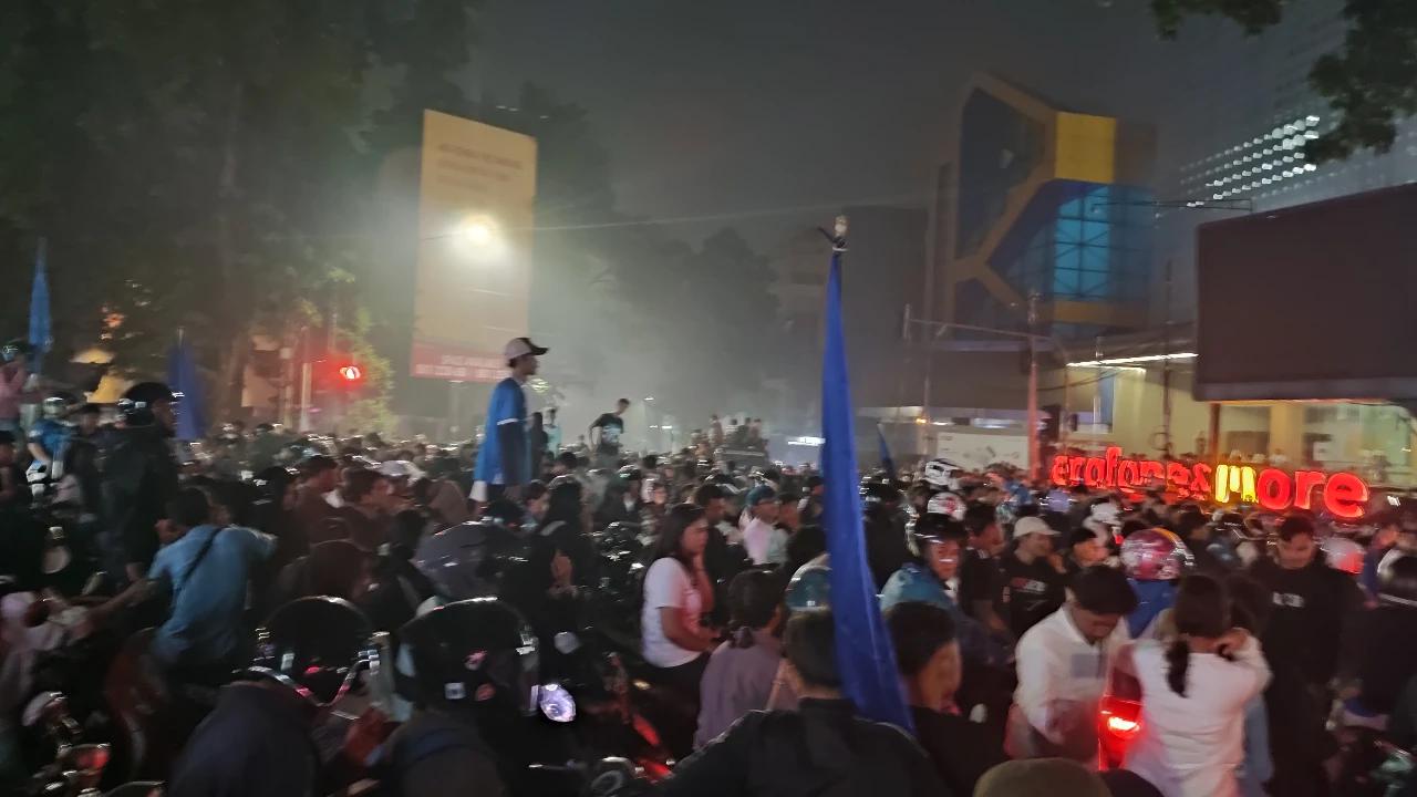 Suasana Simpang Dago Penuh Lautan Bobotoh Rayakan Persib Juara Semalam, Lalu Lintas Lumpuh