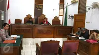 Perwakilan dari Kejaksaan Agung membacakan duplik di ruang sidang 5 Pengadilan Negeri Jakarta Selatan, Selasa (22/9/2015). PT VSI menyatakan penggeledahan yang dilakukan Kejagung adalah tindakan salah alamat. (Liputan6.com/Herman Zakharia)