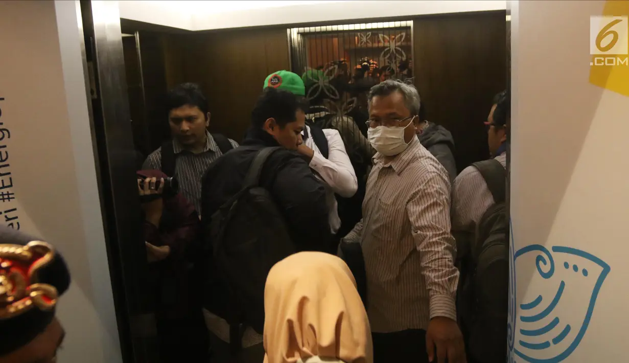 Sejumlah penyidik KPK menaiki lift saat menggeledah Kantor Pusat PLN, Jakarta, Senin (16/7). KPK saat ini tengah menyelidiki dugaan korupsi proyek PLTU di Riau. (Liputan6.com/Arya Manggala)