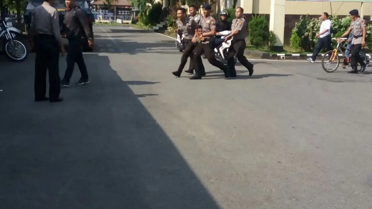 Penerobos Mapolda Kalimantan Barat.