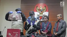 Penyidik KPK memperlihatkan uang hasil OTT Bupati Subang Imas Aryumningsih saat konferensi pers di Gedung KPK, Jakarta, Rabu (14/2). KPK menangkap Imas dengan barang bukti sebesar Rp 337 juta. (Liputan6.com/Herman Zakharia)