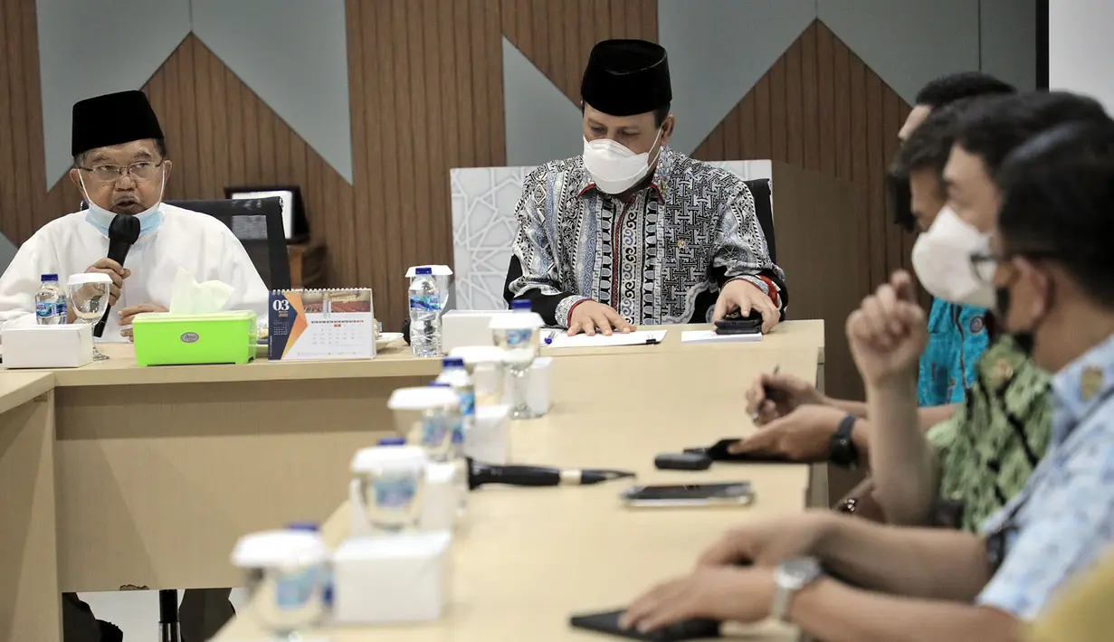 Ketua Umum Dewan Masjid Indonesia Jusuf Kalla (kiri) bertemu Kepala BNPT Komjen Pol Boy Rafli Amar di Kantor Pusat DMI, Jakarta, Jumat (4/2/2022). Pertemuan ini dalam rangka kerja sama program deradikaliasasi terorisme dengan melibatkan DMI di seluruh tingkatan wilayah Indonesia. (Foto: Istimewa)