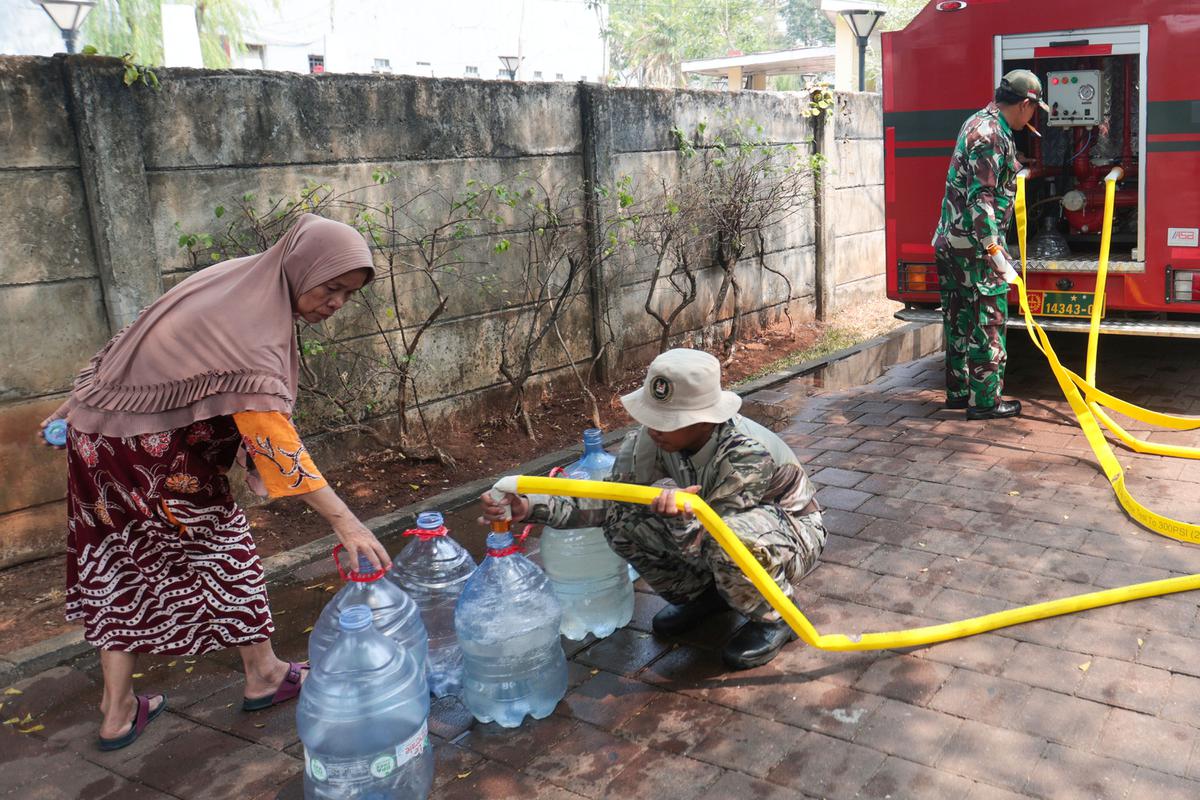 Warga Lenteng Agung Antre Air Bersih
