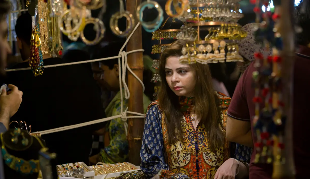 Seorang perempuan Pakistan memilih perhiasan di sebuah pasar di Lahore, Selasa (12/6). Umat muslim di berbagai penjuru dunia sedang mempersiapkan untuk merayakan Idul Fitri, yang menandai berakhirnya bulan suci Ramadan. (AP/Anjum Naveed)