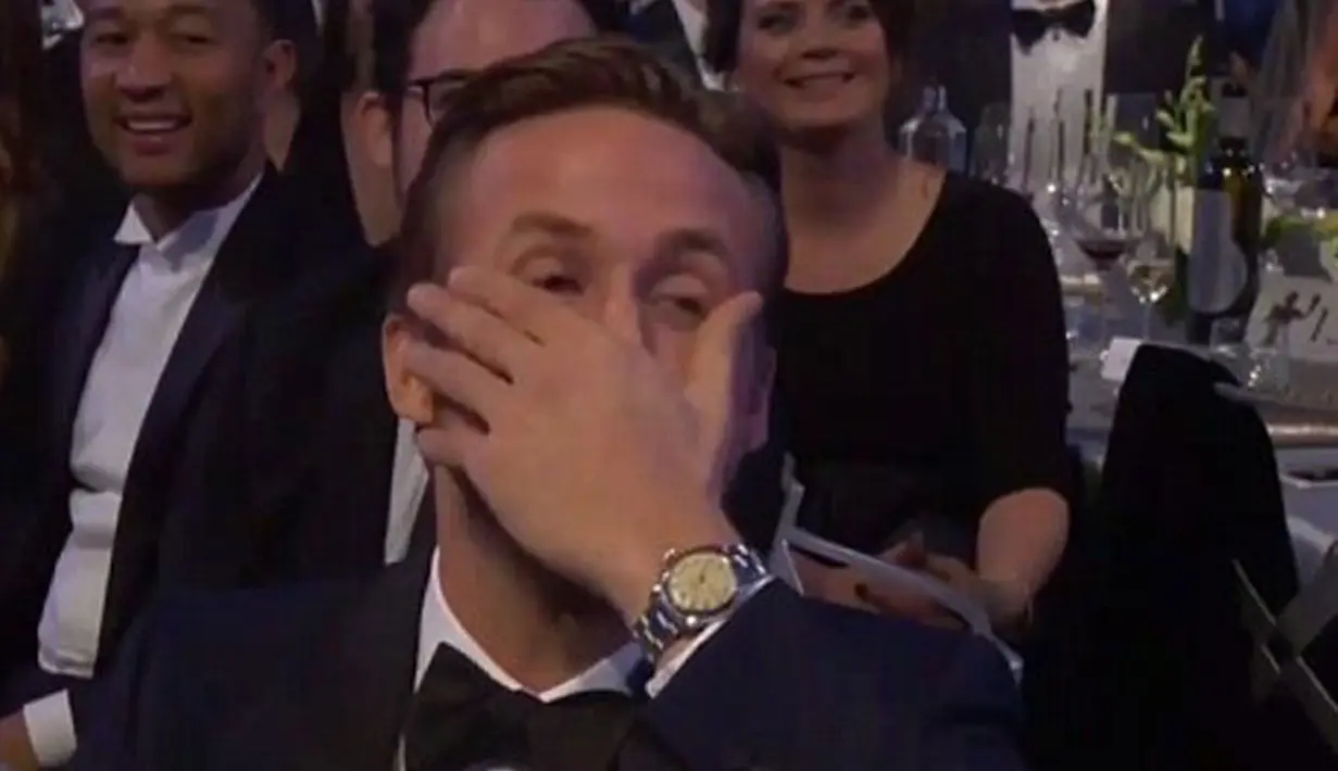 Menerima piala penghargaan di ajang bergengsi tersebut, Emma juga menyampaikan rasa terima kasih dan menyebut nama Ryan di tengah kata-katanya. Tampak Ryan yang tak bisa menyembunyikan ekspresi bahagia itu. (doc.dailymail.com)