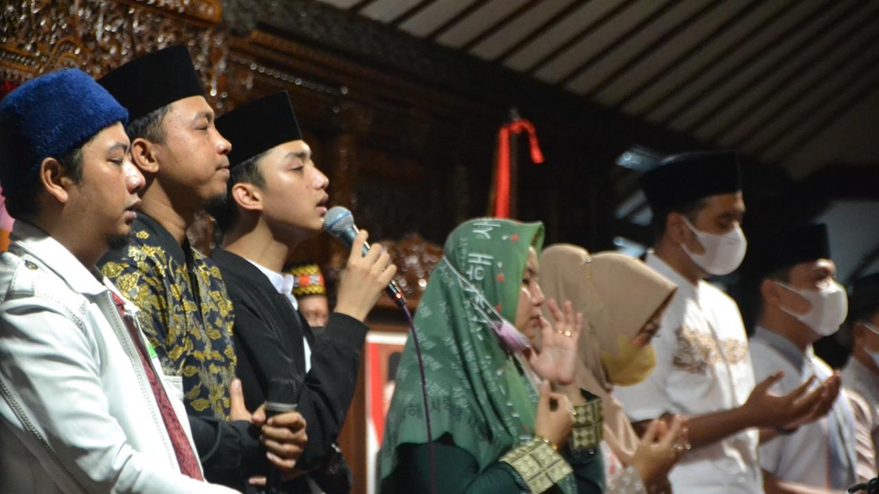 Purbalingga Bersholawat dalam rangkaian peringatan Maulid Nabi Besar Muhammad SAW dan Hari Santri Nasional 2021, menghadirkan Gus Azmi. (Foto: Liputan6.com/Humas Pemkab Purbalingga)