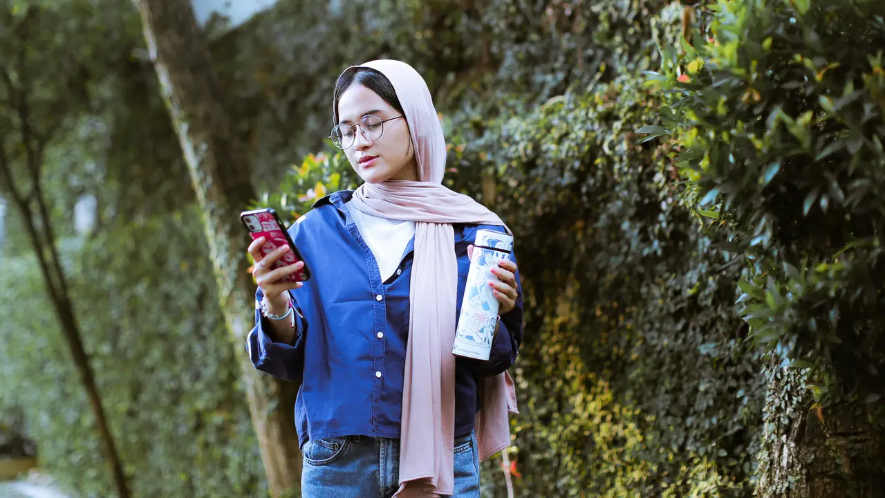 perempuan hijab modern ponsel