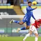 Pemain Leicester City, Wesley Fofana, duel udara dengan pemain Manchester United, Bruno Fernandes, pada laga Liga Inggris di Stadion King Power, Sabtu (26/12/2020). Kedua tim bermain imbang 2-2. (AFP/Pool/Carl Recine)