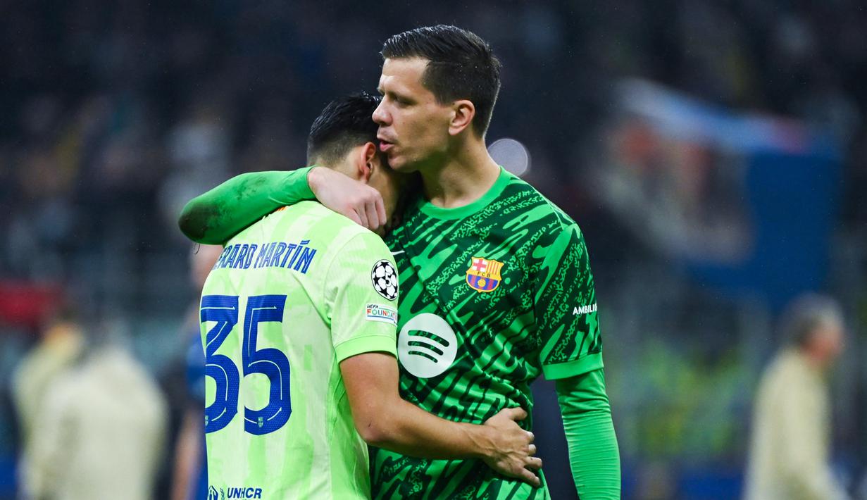 Kiper Barcelona, Wojciech Szczesny, berusaha menenangkan Gerard Martin, yang menangis setelah takluk dari Inter Milan dalam duel leg kedua semifinal Liga Champions di Stadion Giuseppe Meazza, Milan, Rabu (7/5/2025) dini hari WIB. (AFP/Piero Cruciatti)