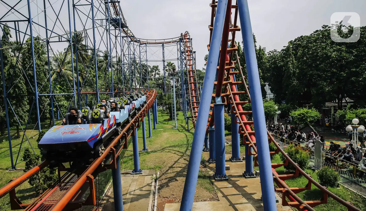 Para pengunjung menaiki wahana bermain di Dunia Fantasi, Ancol, Jakarta, Minggu (10/10/2021). Pelonggaran PPKM level 3 di Jakarta membuat sejumlah tempat wisata kembali ramai didatangi pengunjung. (Liputan6.com/Faizal Fanani)