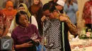 Presiden Joko Widodo mengundang perwakilan pedagang dari sejumlah pasar di Jakarta di Istana Negara, Jakarta, Kamis (3/9/2015). Jokowi mendapat baju dari pedagang. (Liputan6.com/Faizal Fanani) 