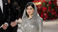Malala Yousafzai yang mengenakan kerudung sequin perak berpose di karpet merah Oscar 2023. (dok. Neilson Barnard / GETTY IMAGES NORTH AMERICA / Getty Images via AFP)