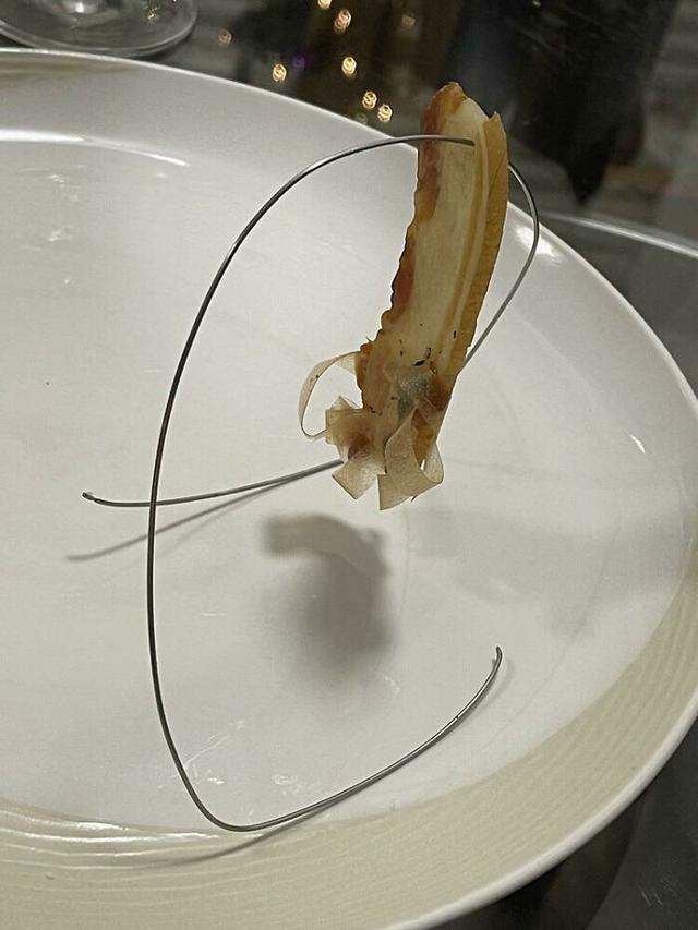 10 Potret Penyajian Makanan Nyeleneh di Restoran, Bikin Bingung Pelanggan