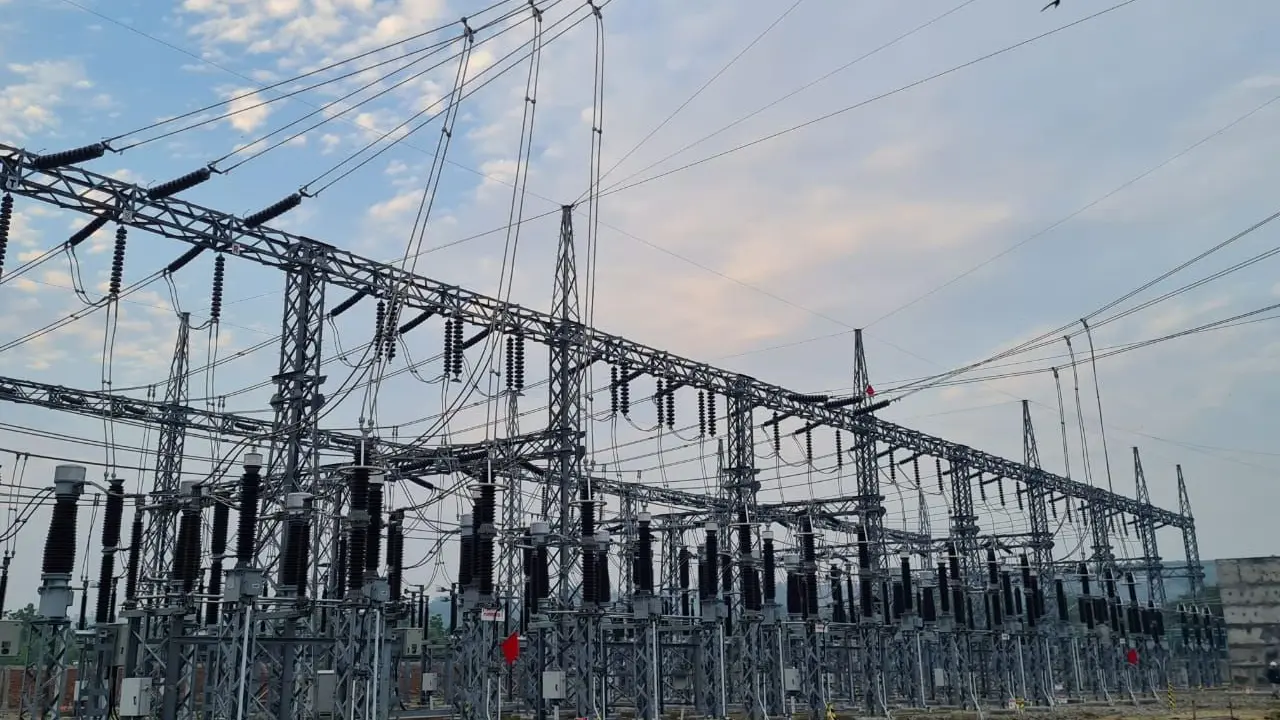 PT PLN (Persero) konsisten meningkatkan infrastruktur dan sistem ketenagalistrikan Jawa-Bali di tengah pandemi Covid-19.