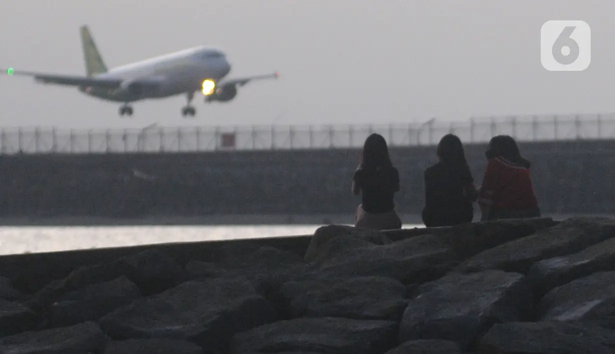 <p>Wisatawan mengunjungi objek wisata Pantai Kelan dengan latar belakang pesawat yang mendarat di Tuban, Badung, Denpasar, Kamis (5/5/20222). Kunjungan wisatawan domestik (Wisdom) ke Pulau Bali, saat libur Lebaran Idul Fitri tahun 2022 terus meningkat. Per hari kedatangan wisdom rata-rata 40 ribu. (merdeka.com/Arie Basuki)</p>