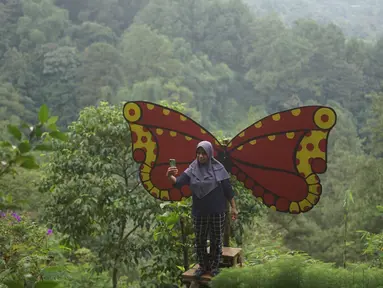 Pengunjung menikmati suasana kawasan wisata Gunung Bunder, Bogor, Jawa Barat, Minggu (15/11/2020). Meskipun pandemi covid-19 belum berakhir, namun sejumlah lokasi wisata mulai dipadati pengunjung dengan tetap menerapkan protokol kesehatan. (Liputan6.com/Immanuel Antonius)