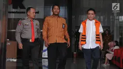 Gubernur Aceh nonaktif Irwandi Yusuf (kanan) usai menjalani pemeriksaan oleh penyidik di Gedung KPK, Jakarta, Jumat (26/10). Irwandi Yusuf diduga melakukan suap gratifikasi mulai tahun 2007 hingga 2018. (Merdeka.com/Dwi Narwoko)