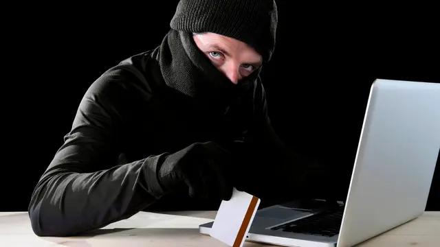 Seorang penipu digital yang mengambil data pribadi