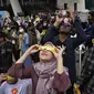 Gerhana matahari hibrida - yang pertama dari jenisnya dalam hampir 10 tahun - sedang berlangsung hari ini. (AP Photo/Tatan Syuflana)